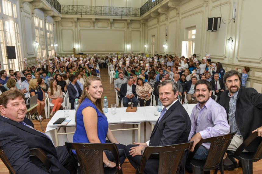 «La participación y el compromiso de los jóvenes garantizan un país mejor», afirmó Bahl.