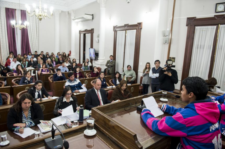Escuelas de La Paz y Federación defenderán sus anteproyectos en el Senado Juvenil
