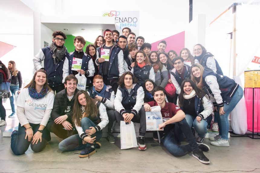 El Senado Juvenil junto a los jóvenes en la feria de carreras