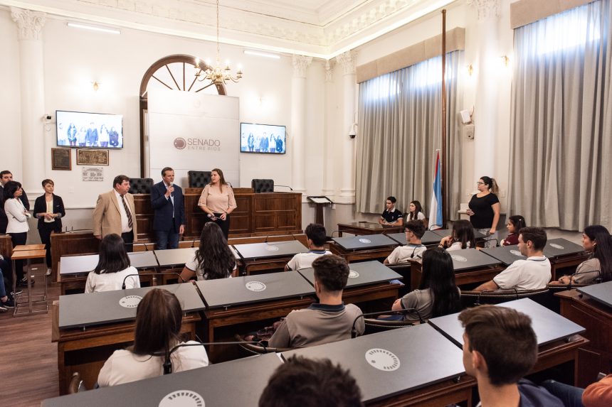 Bahl a los jóvenes: «Que su voz se siga escuchando»