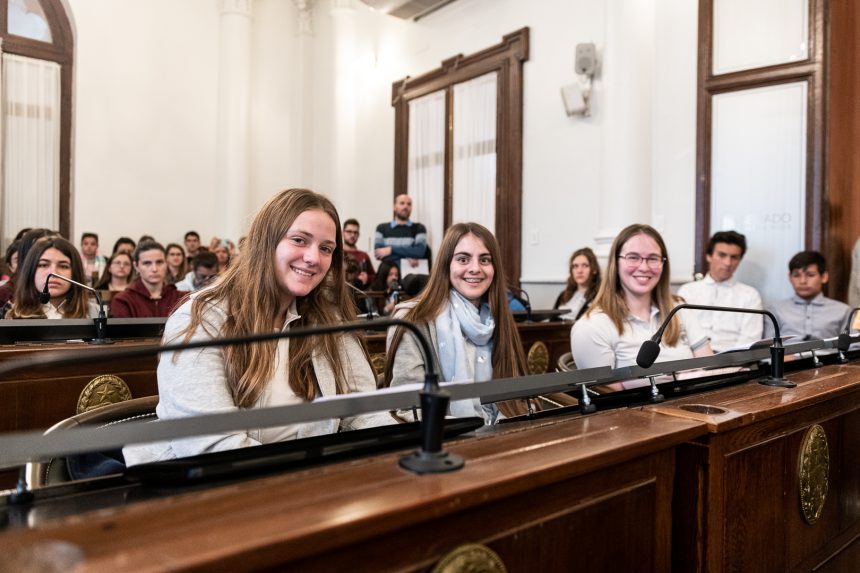 Alumnos de Paraná Campaña colmaron el recinto del Senado