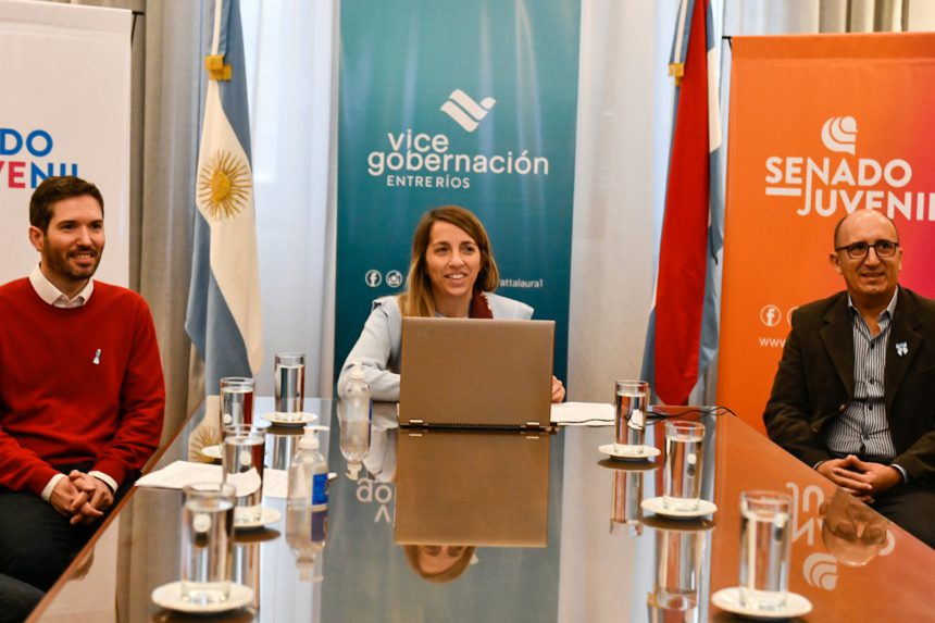 Stratta coordinó aspectos del Senado Juvenil con senadores y directores departamentales de escuelas